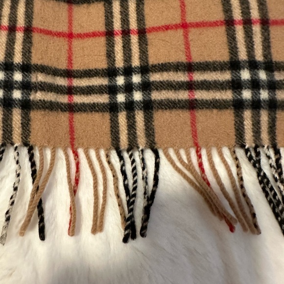 Burberry scarf 💯 lamb’ wool - Picture 4 of 4